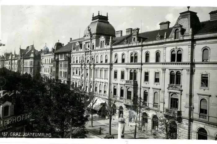 Joanneumring 2 bis 6: Der Sparkassen-Bau von 2 bis 4 ist von Leopold Theyer, der Bau Nummer 6 ist ein fünfgeschossiger, späthistoristischer Wohn- und Geschäftsbau mit Mittelrisalit und Kuppelbekrönung, 1891 nach den Plänen von Baumeister Andrea Franz errichtet. Die späthistoristische Fassadengestaltung in Neorenaissanceformen stammt von Architekt Leopold Theyer.
