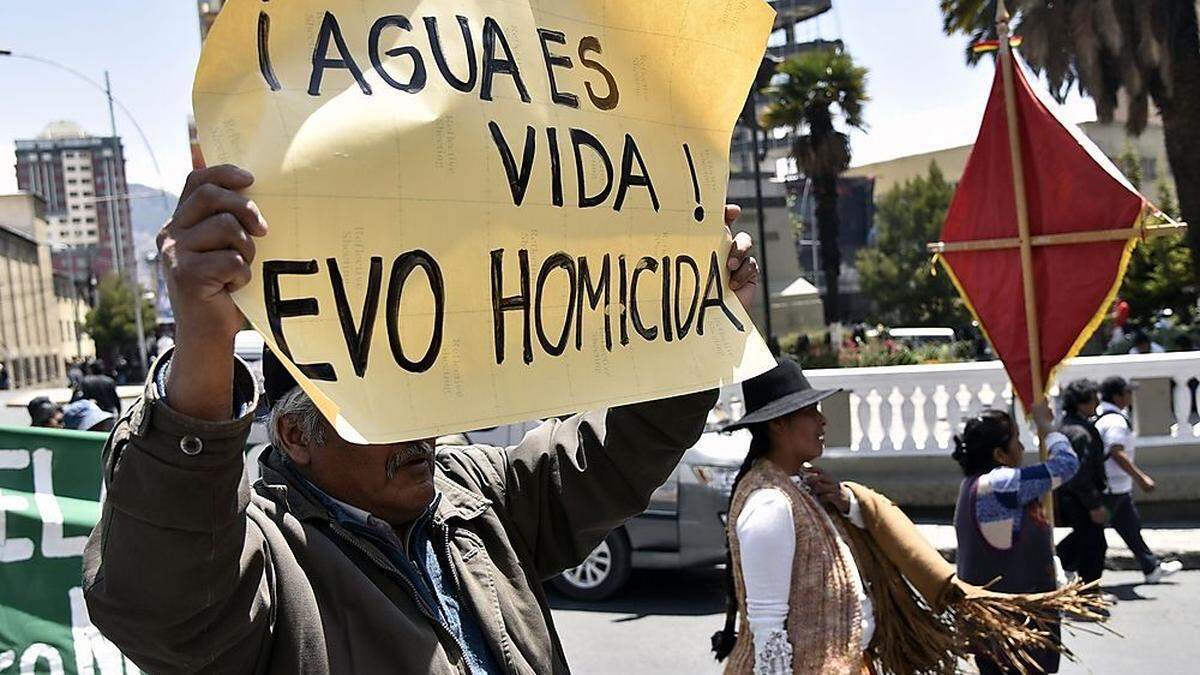 Proteste in La Paz: &quot;Wasser ist Leben! Evo tötet&quot; ist auf einem Banner zu lesen