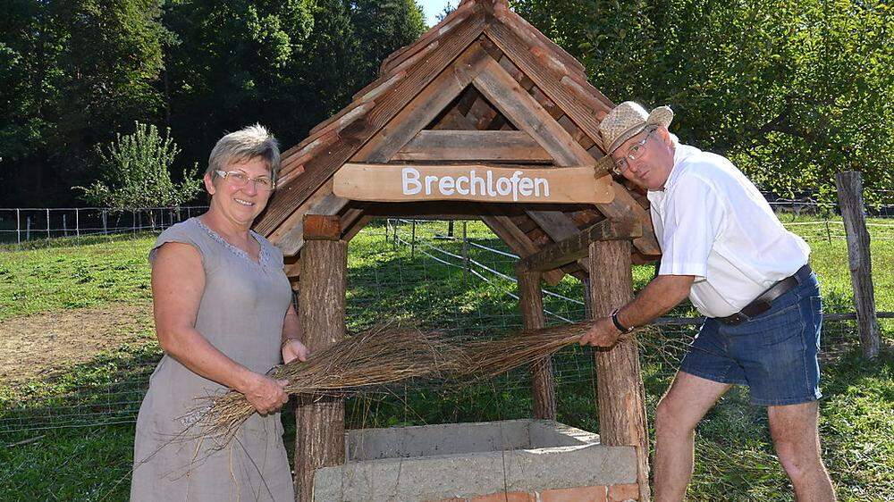 Elfi und Robert Hermann vor dem selbst gebauten Brechlofen