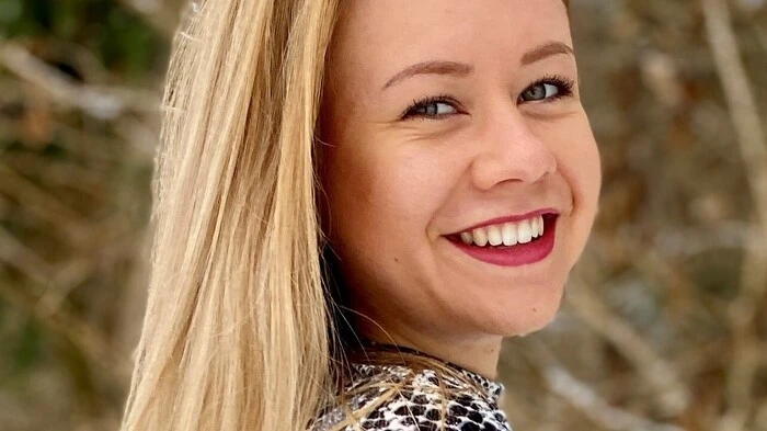 Johanna Kircher (24): Für mich persönlich hat sich viel geändert, mein Tag früher bestand aus Uni-Kursen, Arbeit und als Ausgleich konnte ich ins Fitnesscenter, mit Freunden feiern, ins Kino oder zum Bowlen gehen. Wo ist dieser Ausgleich jetzt? Nun vergeht ein Tag nach dem anderen, an dem ich allein daheim vor meinem PC sitze, Online-Uni-Kurse absolviere und aus dem Home Office arbeite. Am allermeisten vermisse ich das Verreisen! Ich liebe es in fremde Städte zu reisen und entfernte Kulturen kennenzulernen. Außerdem bin ich ein Mensch der das Meer, die Sonne und den Sand liebt – ich würde alles dafür geben wieder einmal mit einem leckeren Cocktail bei 30 Grad am Strand zu liegen und das Rauschen des Meeres zu hören und für einen kurzen Augenblick die Sorgen des Alltags hinter mir zu lassen.