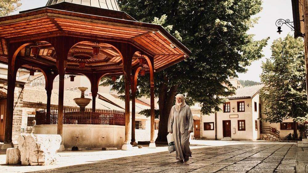 Der Innenhof der Gazi Husrev-Beg Moschee in Sarajevo
