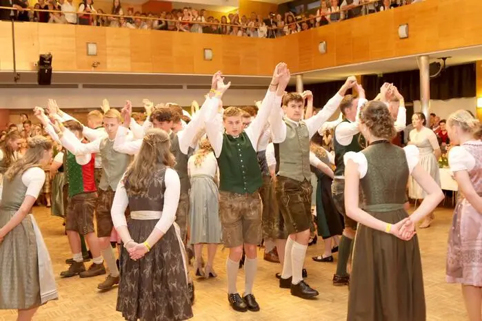 Unter dem Motto „Es war uns eine Ähre…Hawedere!“ hatten die Schüler der drei Abschlussklassen unter dem Cheforganisatoren-Duo Leonie Eberhard und Leo Schlintl & Team ein tolles Fest auf die Beine gestellt. Übrigens: Ein Augenschmaus die Eröffnungspolonaise (Choreographie: Gabi Remschnig).