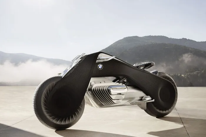 „Wir haben für unser Motorrad eine einzigartige, moderne und futuristische Location gesucht und diese im Museum Liaunig gefunden. Die Fotos sind in unzähligen Printbeiträgen weltweit erschienen“, heißt es vonseiten der BMW-Pressestelle.