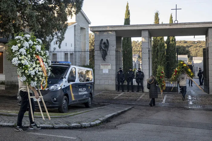 Der Sarg Francos wurde von der monumentalen Grabstätte im "Tal der Gefallenen" nordwestlich von Madrid per Hubschrauber zum Friedhof El Pardo-Mingorrubio am Nordrand der Stadt geflogen.
