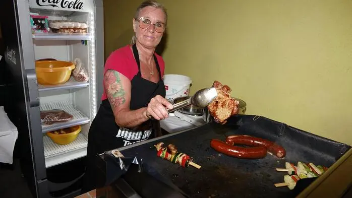 Ein lauer Sommerabend mit guten Freunden, kühlen Getränken, dazu saftige Koteletts und Spieße: Bereits zum dritten Mal gab es heuer im Hof des Cafe Riwa mitten in Zeltweg ein Hoffest.