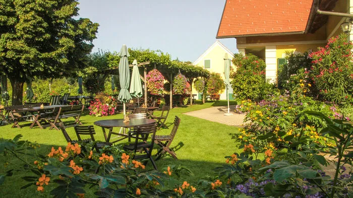 Fünf Floras für den Buschenschank Pichler-Schober, Frau Sabine Pichler, Sankt Nikolai im Sausal