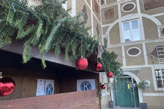 Am Vorplatz des Schlosses laufen die letzten Vorbereitungen.