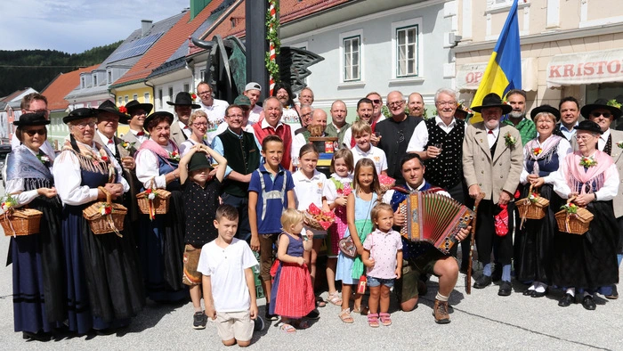 Das Aufstellen der Freyung beobachteten zahlreiche Schaulustige. Im Mittelpunkt standen die Gemeindevertreter und die Trachtenträger.