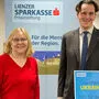 Robert Weichselbraun erörtert mit Natalia Strauß das Unterstützungsprojekt der Privatstiftung Lienzer Sparkasse 