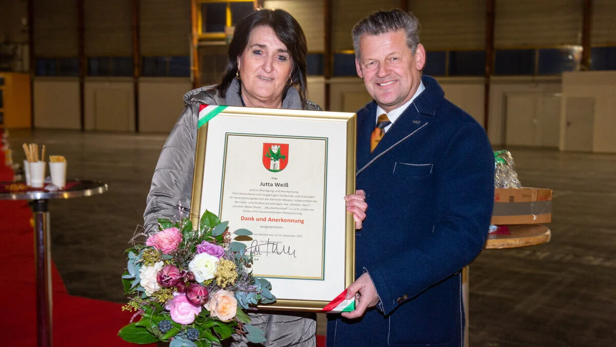  Mit großer Freude hat Jutta Weiß die Dank- und Anerkennungsurkunde von Bürgermeister Christian Scheider entgegen genommen.