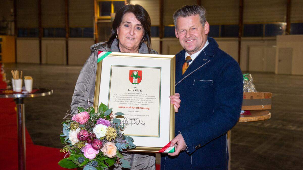  Mit großer Freude hat Jutta Weiß die Dank- und Anerkennungsurkunde von Bürgermeister Christian Scheider entgegen genommen.
