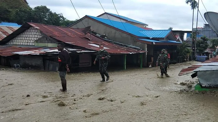 Nach einer Sturzflut in der indonesischen Provinz Papua am Wochenende ist die Zahl der Toten auf 79 gestiegen. 43 Menschen in der östlichsten Region des Inselstaats würden weiter vermisst, teilte Indonesiens Katastrophenschutzbehörde am Montag mit.    