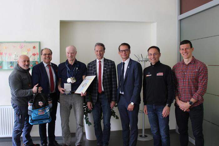 Von Seiten der Stadt wurde Weltmeister Gerhard Wieland das Stadtsiegel verliehen
