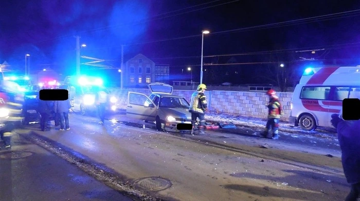 Bei einem Frontalzusammenstoß in der Südbahnstraße in Leoben waren Montag Abend Feuerwhren, Polizei und Rettung im Einsatz.