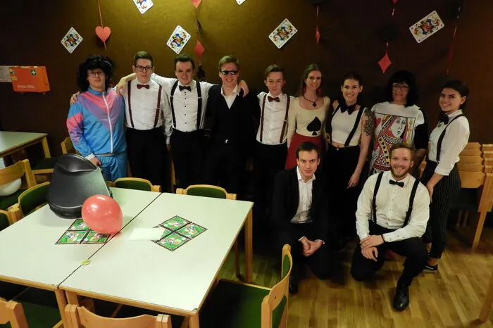 Ebenso beliebt waren Kostüme aus dem Serienhit "Haus des Geldes", doch auch die Teekannen, Eulen, Drag-Queens oder die Landjugend sorgten für jede Menge Stimmung.
