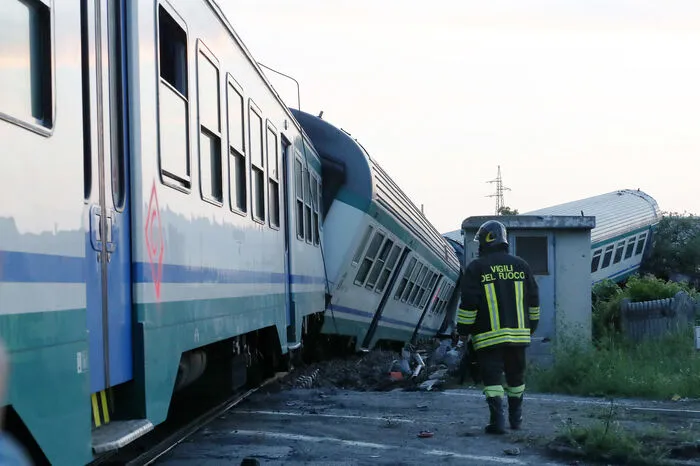 Ein Regionalzug war an einem Bahnübergang mit einem Sattelschlepper zusammengestoßen. Der Triebwagen und zwei Waggons entgleisten.