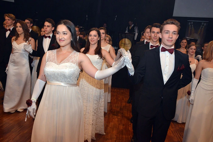 Mit einer glänzenden Polonaise wurde der Ball der Gymnasien eröffnet.