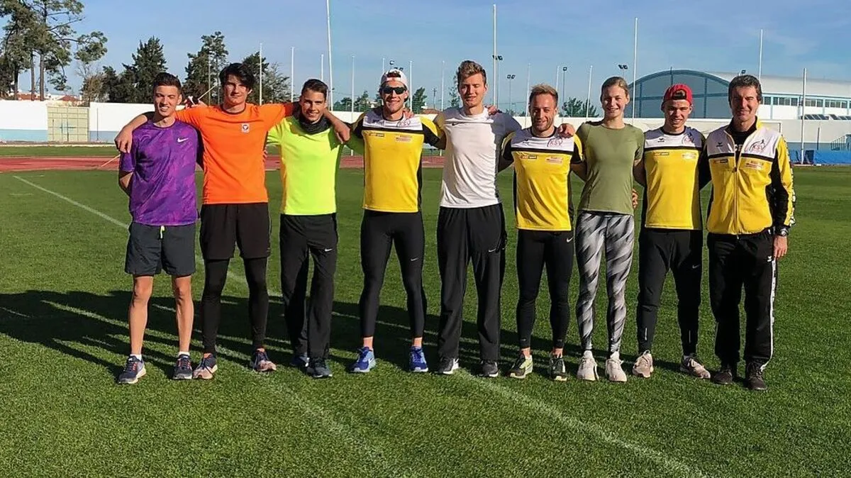 Das achtköpfige Team mit Trainer Gerald Jalitsch