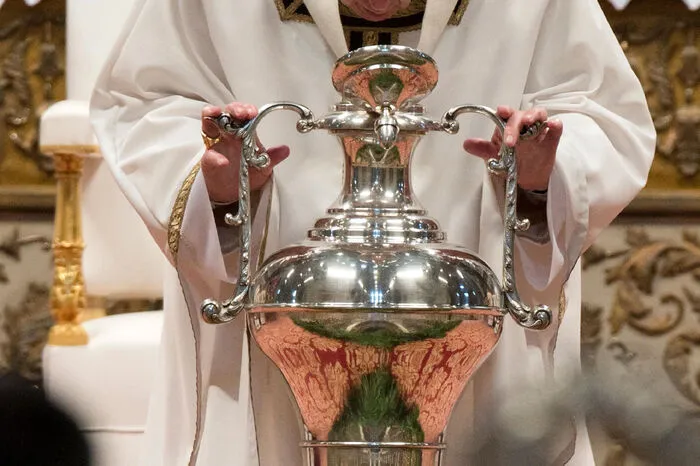 Bei der Chrisammesse wurden die heiligen Öle geweiht, die bei der Spendung von Taufe, Firmung, Krankensalbung sowie bei Weihen verwendet werden. Zugleich erneuerten im Petersdom mehrere tausend Priester die Versprechen, die sie bei ihrer Weihe gegeben hatten.