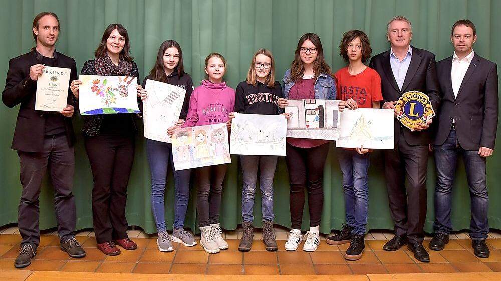 Die Schüler mit ihren Zeichnungen für den weltweiten Wettbewerb