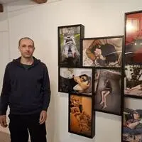 Matthias Mollners Freundin starb an einer schweren chronischen Krankheit. Um ihr Erbe fortzuführen, präsentiert er eine Ausstellung und sein Buch im Komm.St Labor in Anger