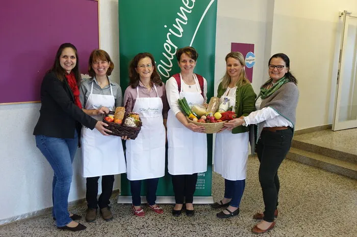 Die ehrenamtlichen Gemeindebäuerinnen Inge Wipfler, Brigitte Fuchs, Petra Fraißler und Helga Spari (alle Mitte) mit Larissa Gaube (links) und Bezirksbäuerin Anita Suppanschitz (rechts).