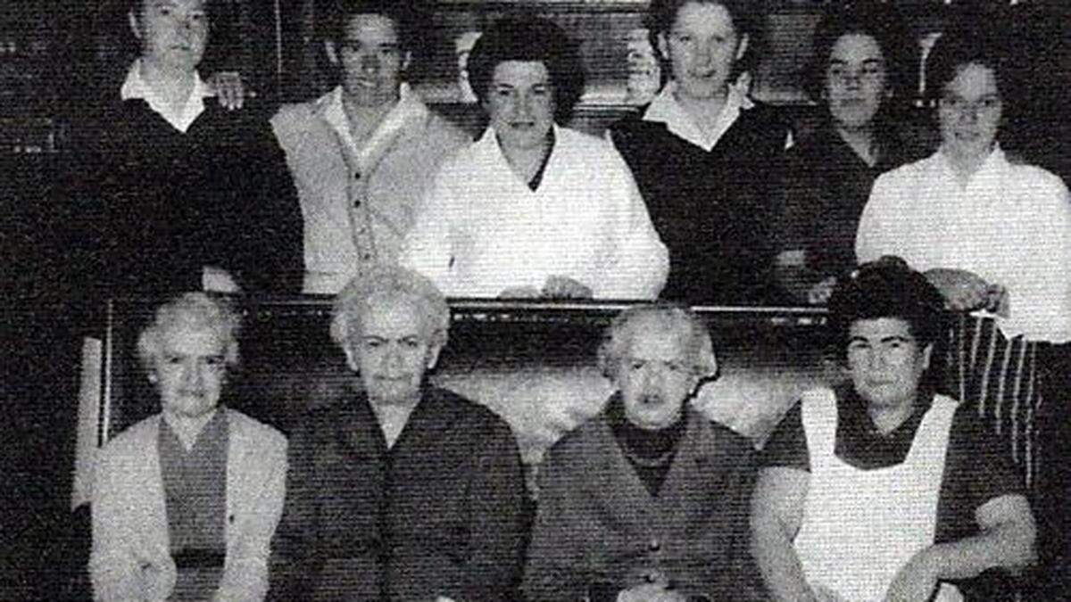 - Olga Roda mit ihren Schwestern und Mitarbeiterinnen in der Apotheke auf dem Sofa 