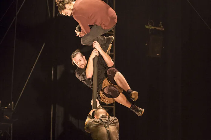 ... atemberaubende Akrobatik, spielerische Tanznummern, coole Stunts auf dem Skatebords, magische Jongliersequenzen ...