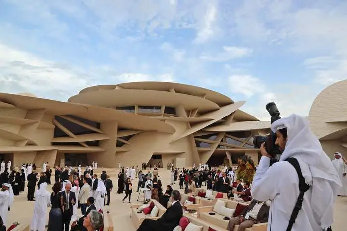Das Gebäude in der Hauptstadt Doha wurde vom französischen Stararchitekten Jean Nouvel nach dem Vorbild einer Wüstenrose entworfen.