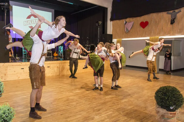 Die rund sieben Minuten lange, abwechslungsreiche Polonaise wurde von den beiden Jugendmitgliedern David Kopfauf und Marlene Färber choreografiert.