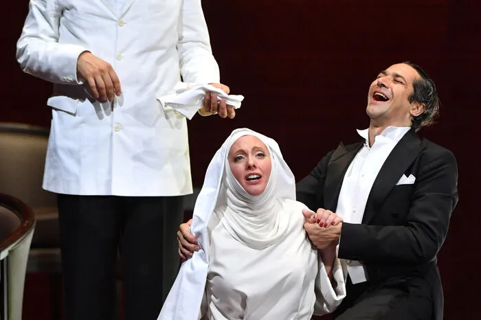 Bekanntlich erzählt Mozart vom skrupellosen Verführer und Frauenhelden Don Giovanni, der versucht, Donna Anna, die Tochter des Komturs zu verführen. Donna Elvira hat er verlassen, das Bauernmädchen Zerline erliegt fast seiner Verführung. Im Bild: Luca Pisaroni (Leporello), Layla Claire (Donna Elvira), Ildebrando D´Arcangelo (Don Giovanni)
