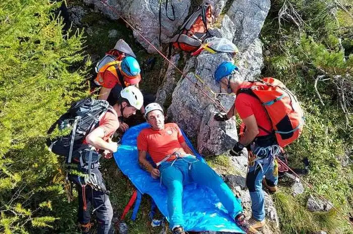 Gerade in den vergangenen Jahren hätten es die Bergretter  mit stetig steigenden Einsatzzahlen und wechselnden Einsatzszenarien im Einsatzgebiet zu tun. Regelmäßiges Üben und ein hohes Niveau bei der Bergretter-Ausbildung seien  wichtige Basis für die gemeinsamen Leistungen bei Einsätzen im unwegsamen und alpinen Gelände.