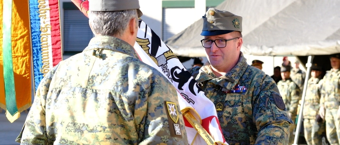 Oberstleutnant Reinhard Ratzberger (rechts) übernimmt das Kommando beim Jägerbataillon 24