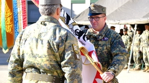 Oberstleutnant Reinhard Ratzberger (rechts) übernimmt das Kommando beim Jägerbataillon 24