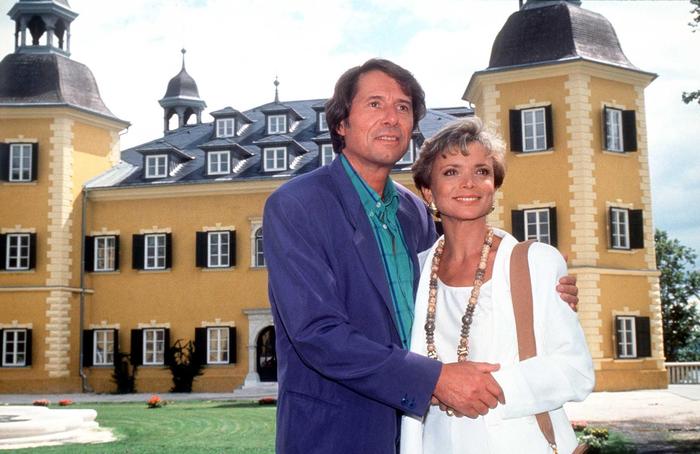 „Ein Schloss am Wörthersee“: Udo Jürgens und Uschi Glas waren nur zwei der zahlreichen Stars, die in den 33 Folgen und einem Special zu sehen waren 