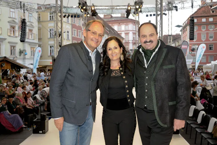Stefanie und Helmut Schramke mit ihrem Model Johann Lafer