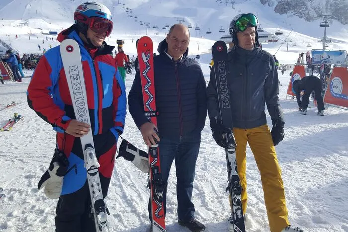 March Giradelli (Mitte, r. Super-G-Weltmeister 1989 Martin Hangl) vermarktet in Samnaun den neuen "Bomber"-Schi, an dessen Entwicklung auch Bode Miller maßgeblich mitwirkte. Ex-Schiweltmeister und Tourismusmotor Martin Hangl ist so etwas wie der "Franz Klammer" des Unterengadins.
