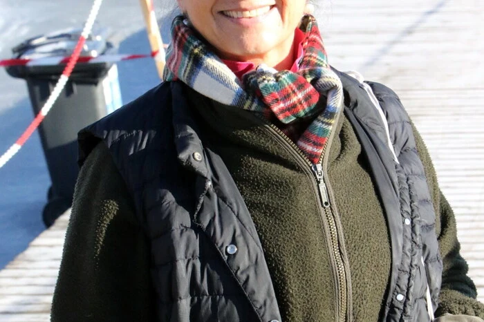 Übrigens: Am Sonntag beim Rundendrehen gesichtet wurden unter anderen Historikerin Beate Dobringer (Foto), Glantaler Blasmusik-Frauenstein-Obmann Gernot Zechner sowie Treibacher-Industrie (TIAG)-Rohstoff-Einkäufer Marcel Ambrusch, der zum Eislaufen aus Velden angereist kam 