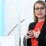 Wirtschaftsministerin Schramböck müsste für mehr Steuertransparenz stimmen