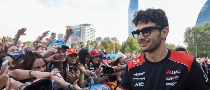 Esteban Ocon klatschte in Baku mit seinen Fans ab. Wie es bei ihm weitergeht, ist noch offen