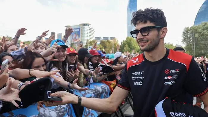 Esteban Ocon klatschte in Baku mit seinen Fans ab. Wie es bei ihm weitergeht, ist noch offen