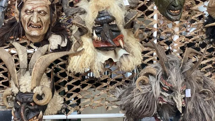 Bei der Masken-Ausstellung in Saag wurden über 500 Masken präsentiert.