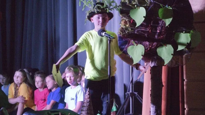 Die Schüler der Volksschule Möderbrugg führten Mitte Juni das tierische Musical „Die Zauberblätter“ auf.