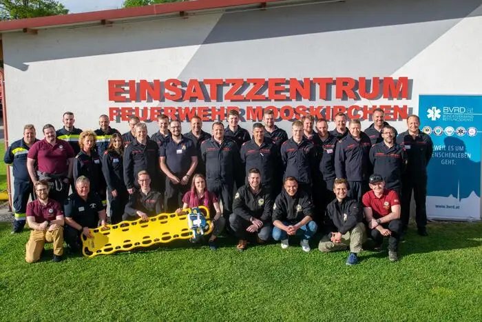 Zum Abschluss des Ausbildungstages mussten alle Teilnehmer in Kleingruppen ihr Wissen anhand von Übungsszenarien unter Beweis stellen und diese abarbeiten. Insgesamt 24 Kameradinnen und Kameraden (davon 20 von der Feuerwehr Mooskirchen, drei von der Feuerwehr Ligist und ein Kamerad von der Feuerwehr Hallersdorf) nahmen an diesem Kurz teil. 