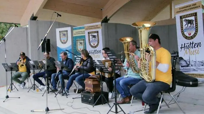Auch in diesem Jahr lud die Glasfabriks- und Stadtkapelle Bärnbach mit ihren Obleuten Florian Fauland und Daniel Wabitsch an der Spitze zu „Kastanien und Sturm – Mit Musik für einen guten Zweck“ in den Stadtpark Bärnbach.