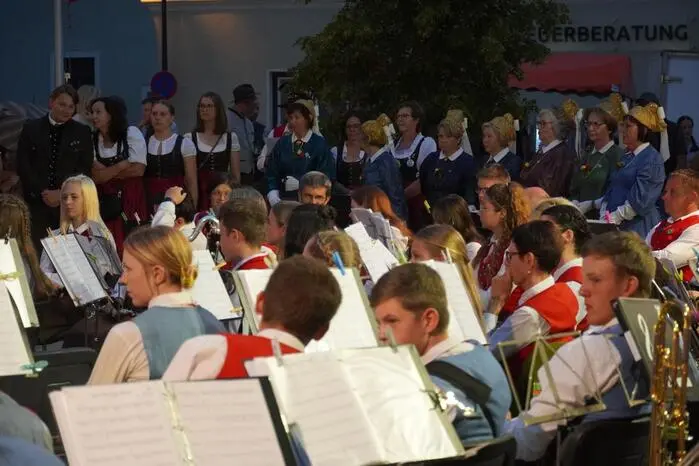 Klicken Sie sich durch die Bilder des Abends!