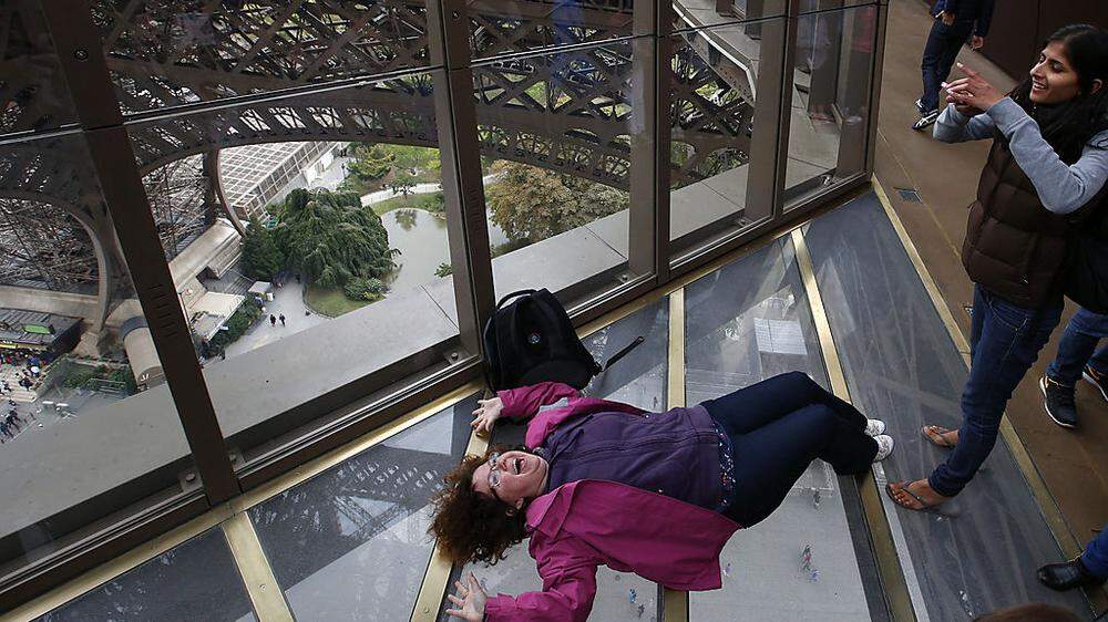Nur für Furchtlose: Ein Glasboden im Eiffelturm