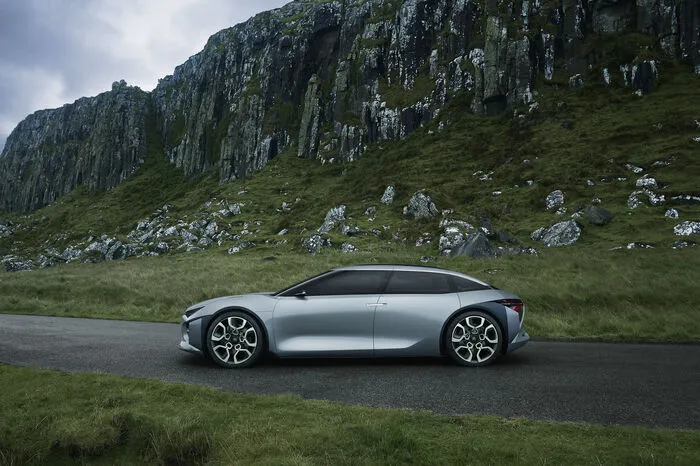 Mit dem CXPerience zeigen die Franzosen auf dem Heimsalon die Studie einer Fließheck-Limousine mit gegenläufig zu öffnenden Türen für das obere Fahrzeugsegment. Das Showcar vereint imposante Abmessungen (4,85 Meter Länge, zwei Meter Breite), ein niedriges Dach (1,37 Meter Höhe) und kurze Überhänge (drei Meter Radstand) und rollt auf 22-Zoll-Rädern mit Fünf-Speichen-Felgen an.