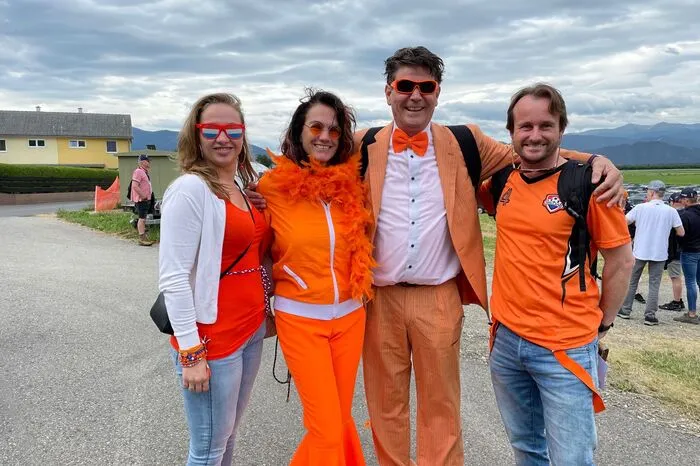 Überhaupt ist orange die Modefarbe des Tages