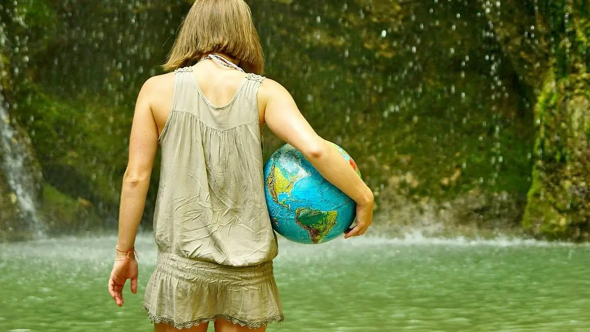 ABD0018_20190321 - EBENAU - ÖSTERREICH: ++ THEMENBILD ++ Illustration zum Thema "Weltwassertag / Wasser". Eine Frau mit einem Globus im Wasser aufgenommen in Ebenau, Salzburg. Der Weltwassertag findet am 22. März 2019 statt. - FOTO: APA/ALOIS LITZLBAUER